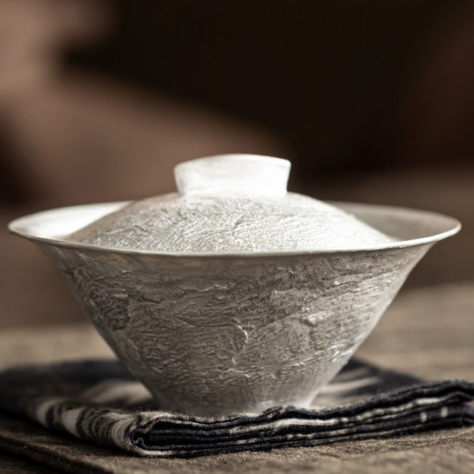 Handgefertigter vergoldeter Gaiwan – 100 ml, Silber- und Goldakzente, Retro-Teezeremonie