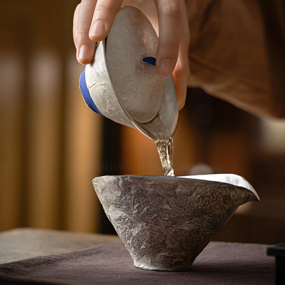 Tasse à thé Gaiwan à paroi mince faite à la main - Vert paon avec des touches argentées fluides, 100 ml