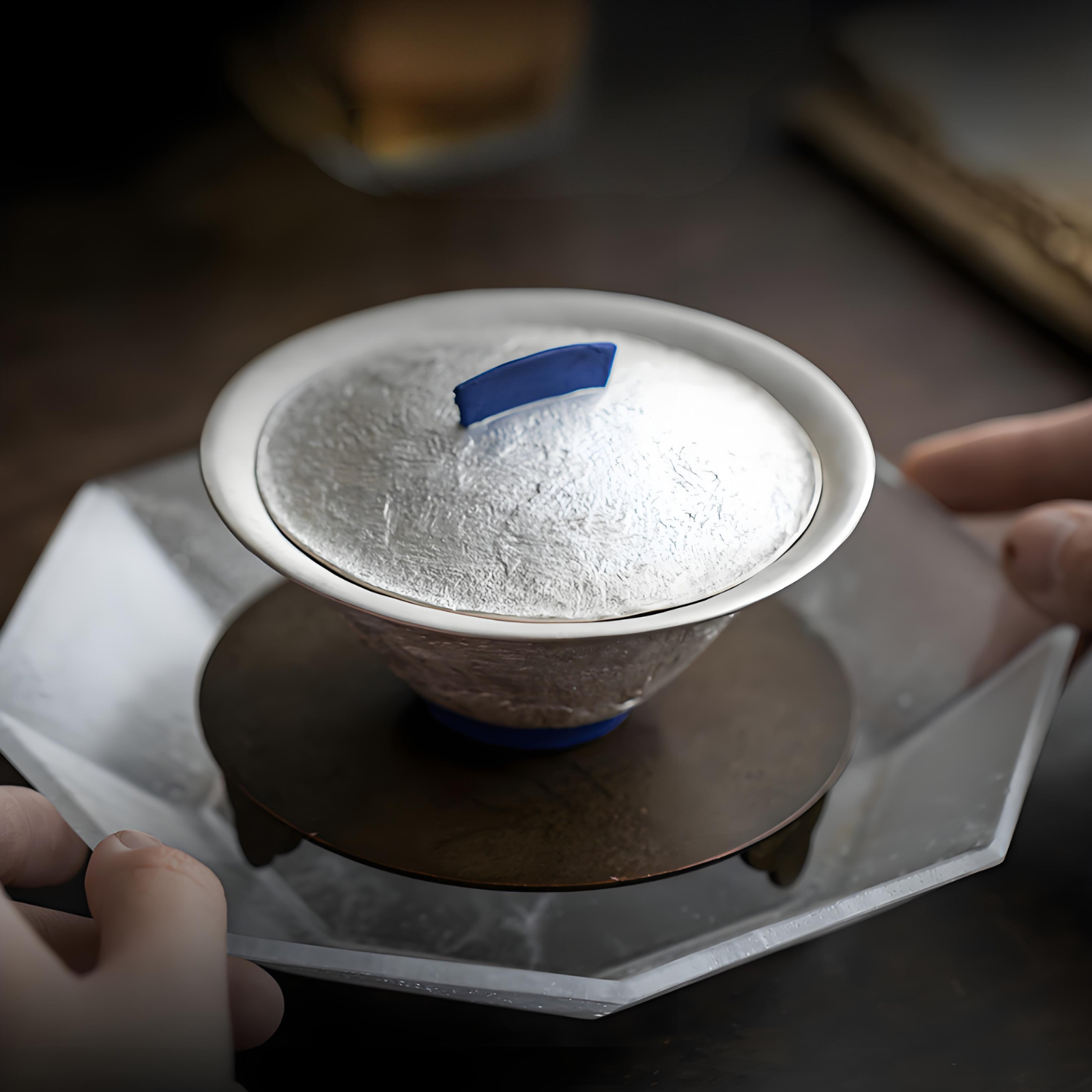 Handgefertigte dünnwandige Gaiwan-Teetasse – Pfauengrün mit fließenden silbernen Akzenten, 100 ml