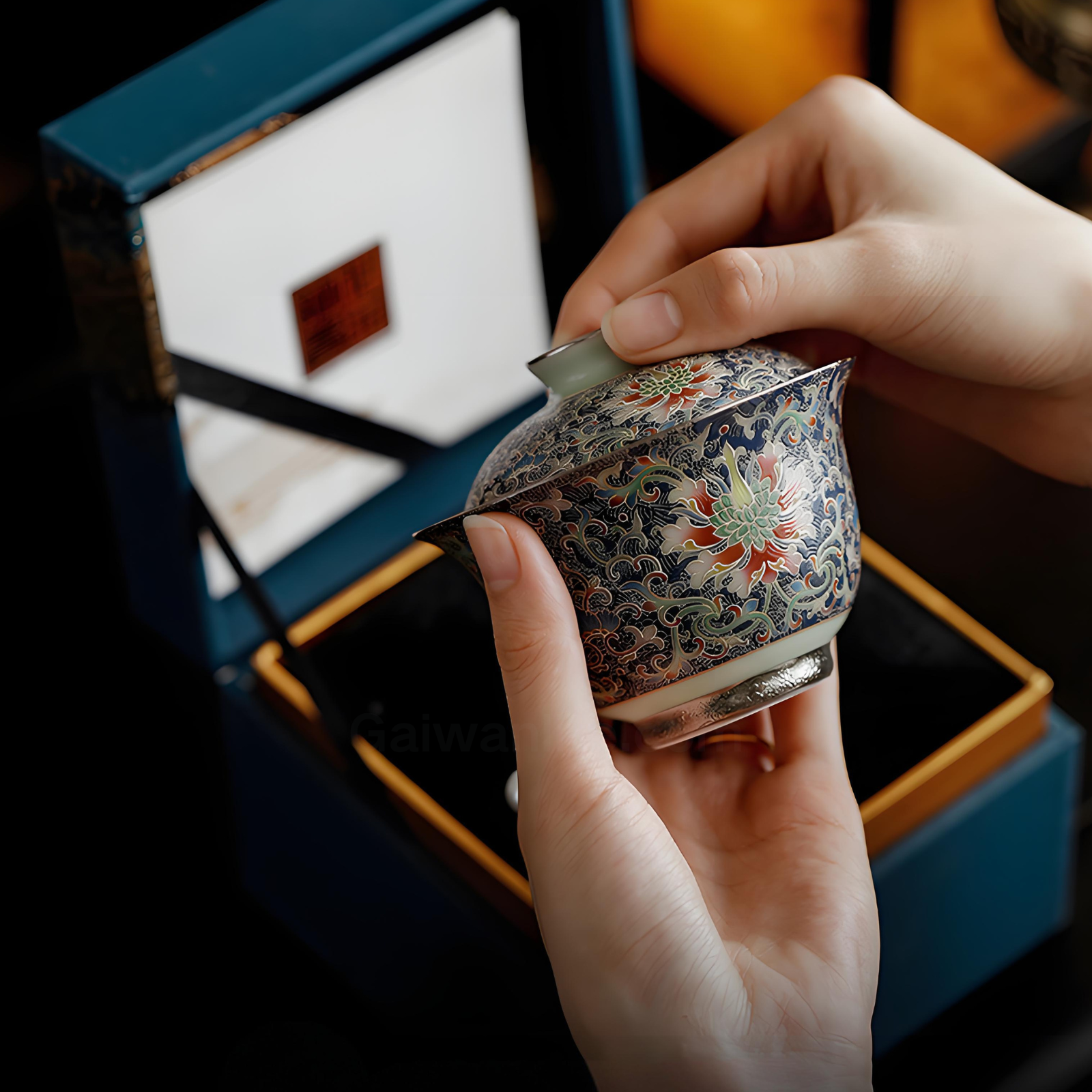 Handgefertigter Cloisonné-Lotus-Gaiwan – 150 ml kaiserliche Keramik, Cloisonné-Emaille und Silber