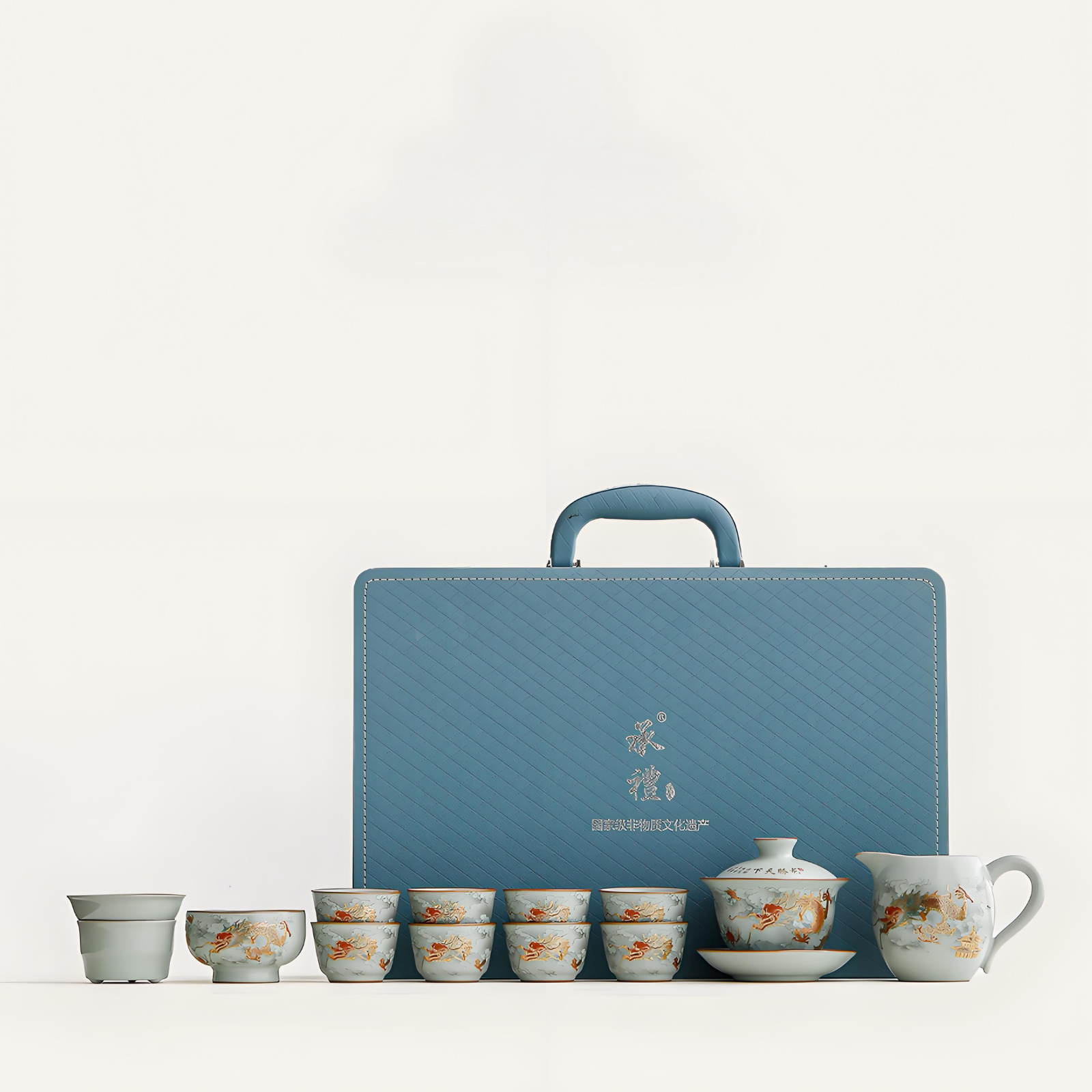 Ru Kiln Teeservice mit Drachenmotiv und Goldeinlage – 12-teilige Geschenkbox mit puderblauer Glasur