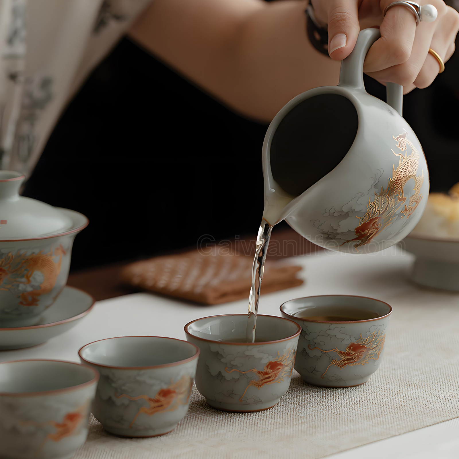 Ru Kiln Teeservice mit Drachenmotiv und Goldeinlage – 12-teilige Geschenkbox mit puderblauer Glasur