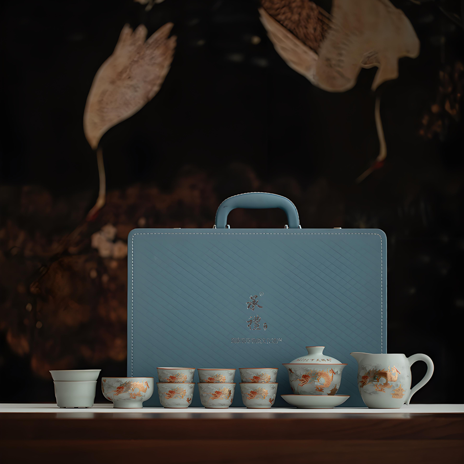 Ru Kiln Teeservice mit Drachenmotiv und Goldeinlage – 12-teilige Geschenkbox mit puderblauer Glasur