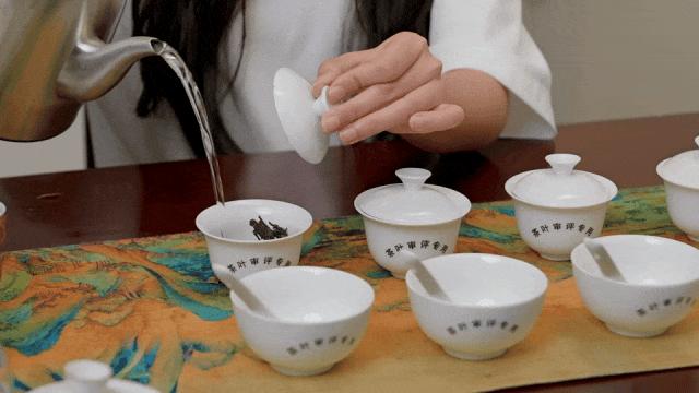 The Art of Water Pouring in Tea Brewing: Techniques and Effects